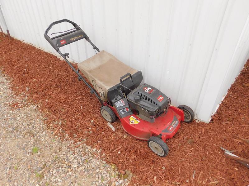 lot 28 image: Toro GTS 3.0 Personal Race Bagger Lawn Mower