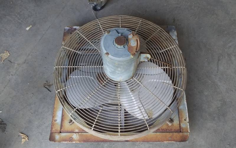 lot 12 image: 20 Inch Shutter Exhaust Fan With Dayton Motor