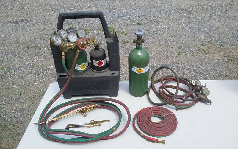 lot 15 image: Small Torch Kit