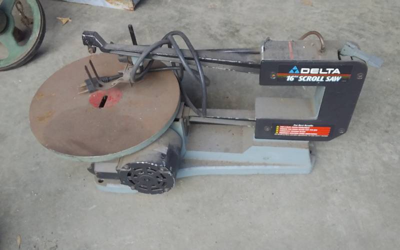 lot 16 image: Delta 16 Scroll Saw