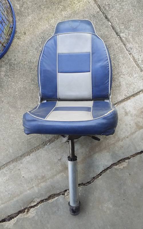lot 18 image: Swivel Boat Seat With Post