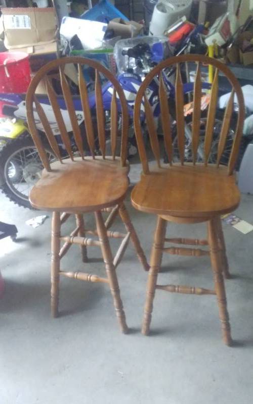 lot 22 image: 2-Oak Bow Back Swivel Bar Stools