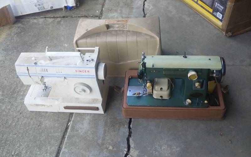 lot 23 image: 2-Portable Sewing Machines