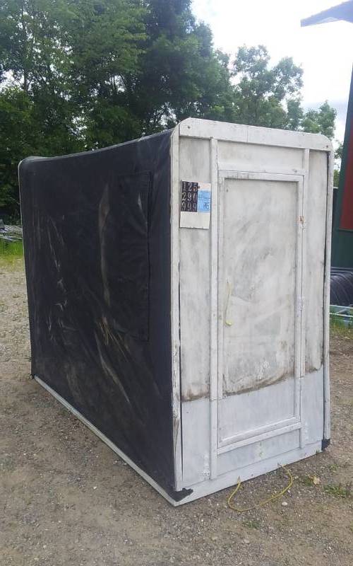 lot 25 image: Portable Fish House 100x48x80 Includes Ice Auger