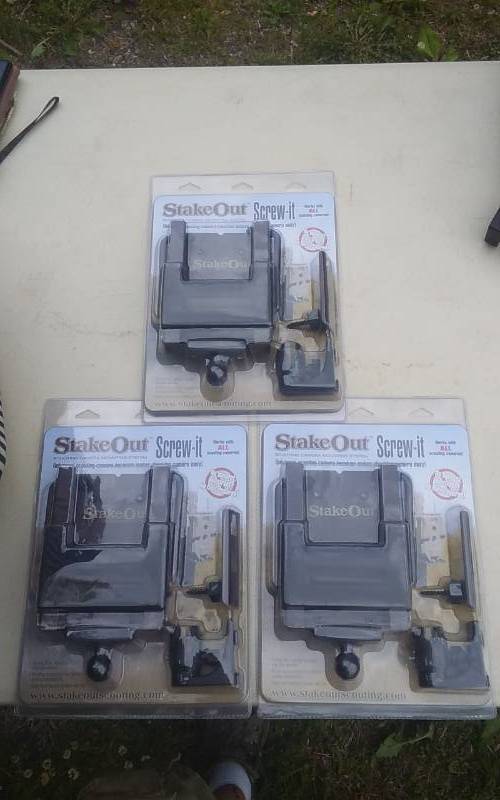 lot 29 image: 3-Stakeout Screw-It Universal Camera Mounts