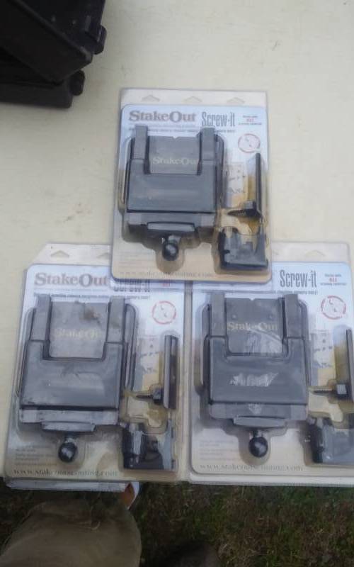 lot 30 image: 3-Stakeout Screw-It Universal Camera Mounts