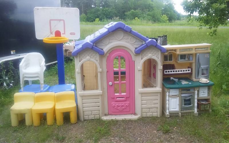 lot 37 image: Play House, Play Kitchen Tables & Chairs, Basketball Hoop