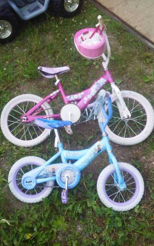 lot 48 image: 2-Huffy Little Girls Bikes (12 & 16 Inch) With 1-Helmet