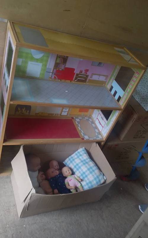 lot 40 image: Big Doll House 39x15x48 & Box Of Asst Dolls