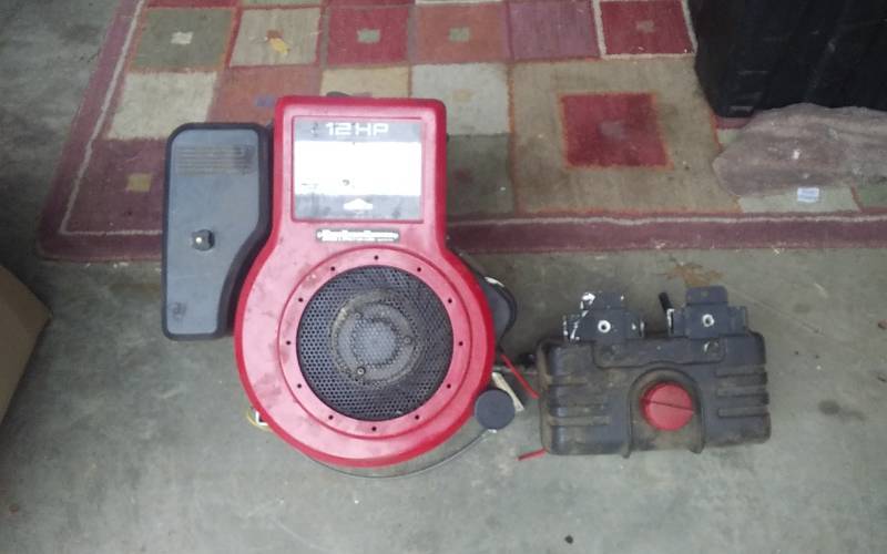 lot 59 image: 12HP Vertical Shaft Riding Lawn Mower Engine & Gas Can