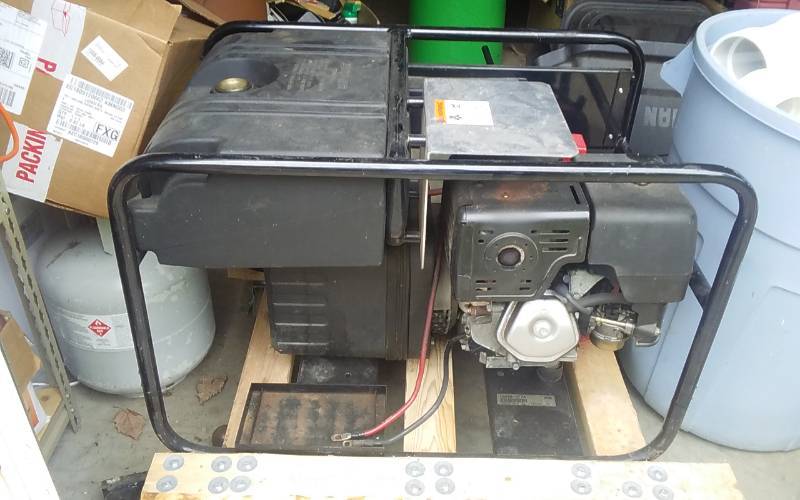 lot 3 image: Dunlite 7000 By Onan Generator - Model 7GRBB-377A