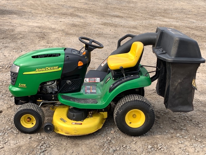 lot 3A image: John Deere L108-Automatic Lawn Tractor