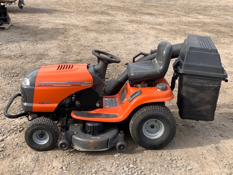 lot 4 image: Husqvarna Lawn Tractor