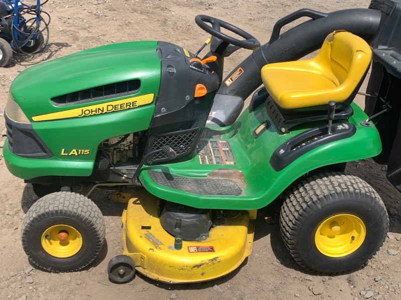 lot 1 image: John Deere LA-115 Lawn Tractor