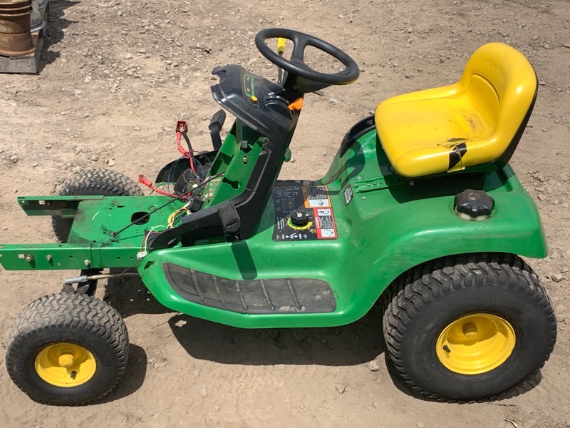 lot 6A image: John Deere LT-150 Lawn Tractor (For Parts)
