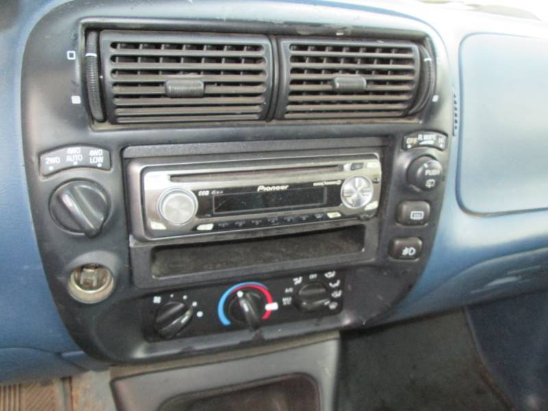 lot 3 image: 1995 Ford Explorer...