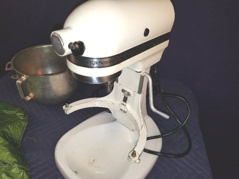lot 11 image: KithenAid Mixer