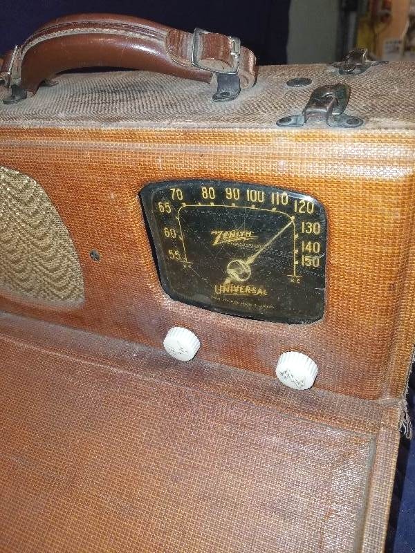 lot 13 image: Zenith Wave Magnet Radio