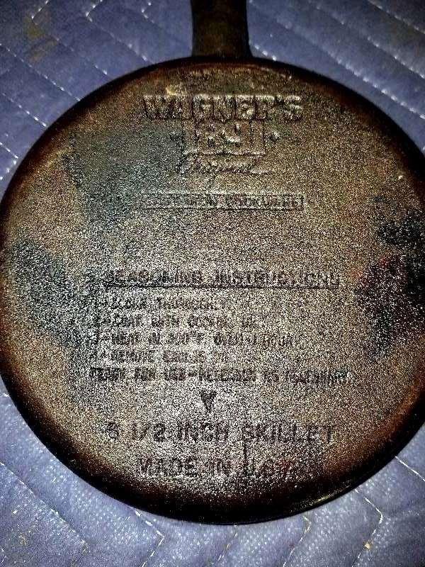 lot 17 image: Cast Iron Skillet