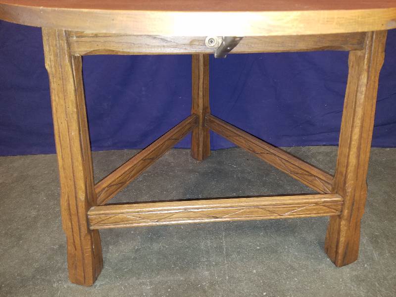 lot 35 image: End Table