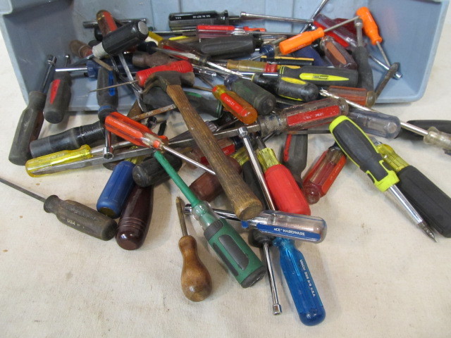 lot 29 image: LARGE Lot of Good Quality Screwdrivers