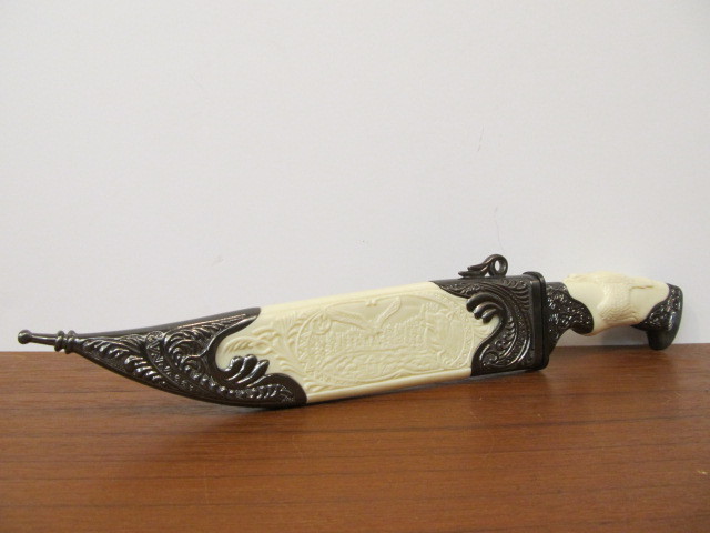 lot 38 image: Ornate Decorative Fixed Blade Knife wEtched Wolf Blade