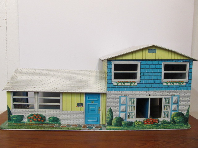 lot 48 image: Large Vintage Tin Litho Doll House