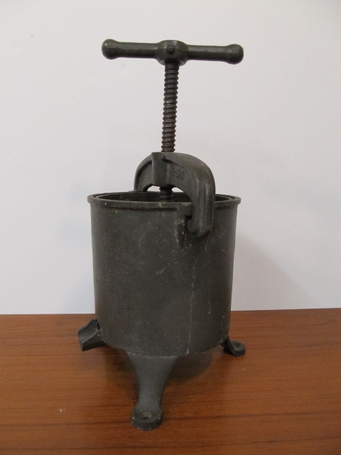 lot 68 image: Antique GRISWOLD Cast Iron No. 2 Fruit & Lard Press - Slant Logo