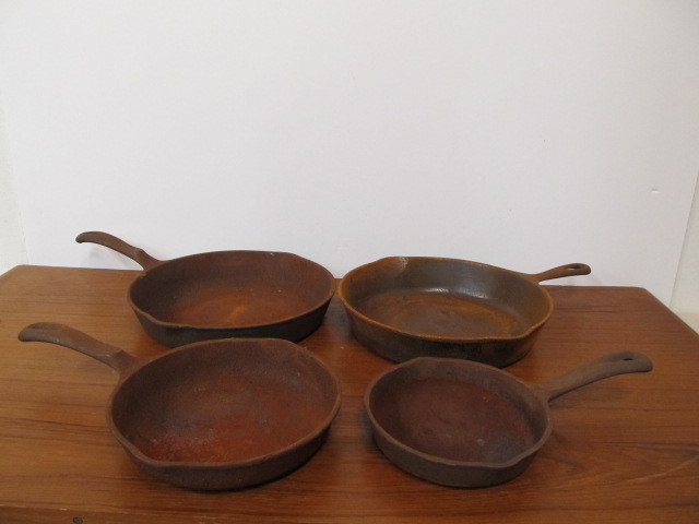 lot 69 image: 4 Cast Iron WAGNER WARE Skillets