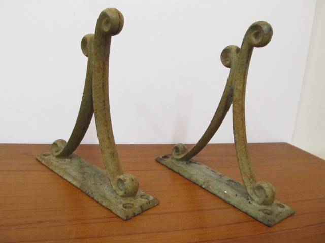 lot 154 image: NICE Pair of Antique Cast Iron Wall Brackets