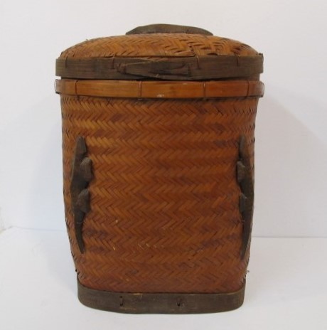 lot 155 image: LARGE Old Vintage Hand Made Woven Splint Lidded Lizard Basket