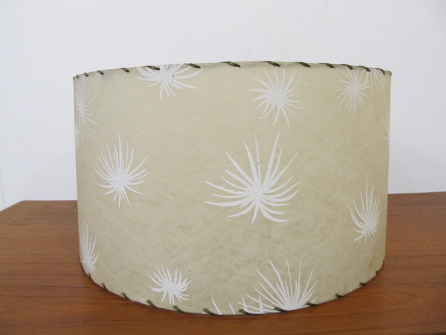 lot 175 image: Vintage Mid Century Firework Design Fiberglass Lamp Shade