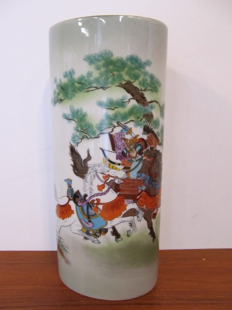 lot 204 image: Signed Japanese Warrior Battle Scene Vase