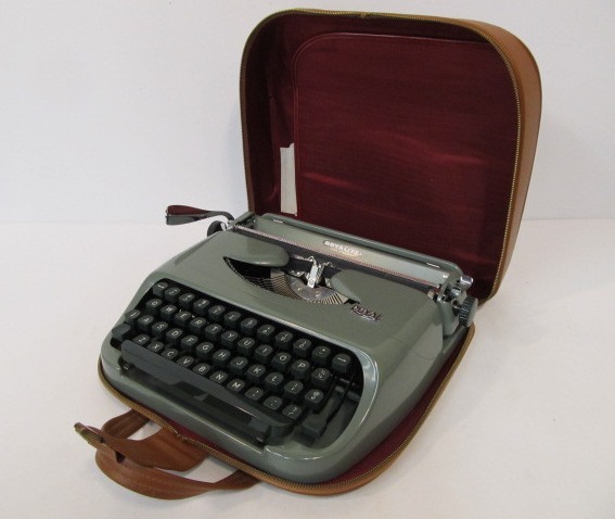 lot 212 image: Mint Condition Vintage ROYAL Portable Typewriter wCase