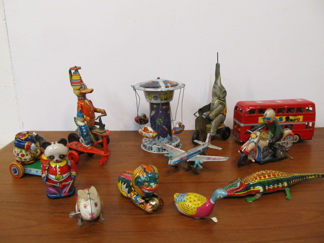 lot 214 image: Group of Vintage etc Tin Litho Toys