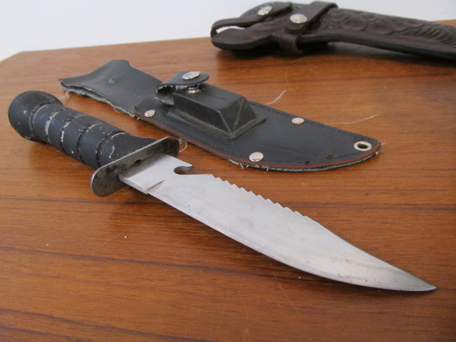 lot 229 image: Nice Genuine Leather Gun Belt holster & Knife