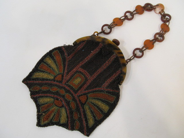 lot 250 image: Beautiful Vintage 1930s Deco Beaded Mesh & Bakelite Purse