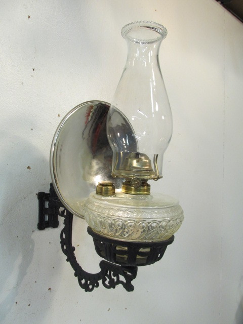 lot 194 image: Vintage Wall Sconce Oil Lamp wBracket