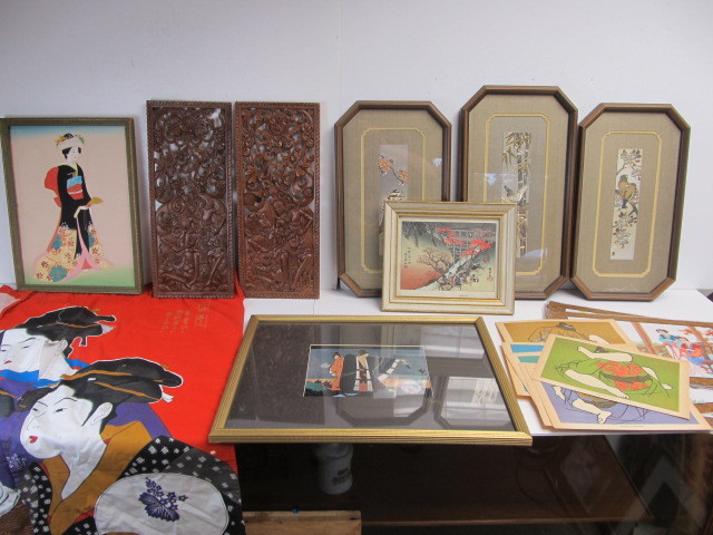 lot 199 image: Large Lot of Vintage Oriental Art & Decor
