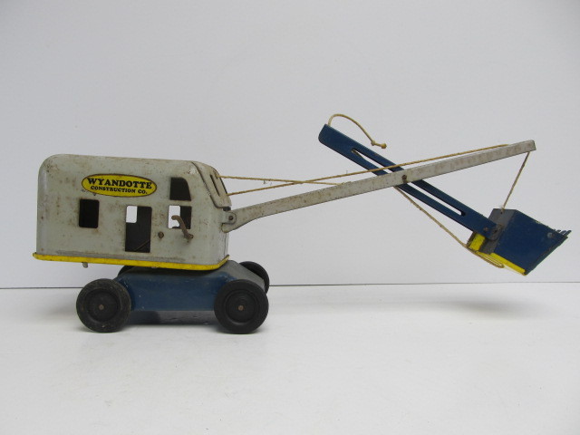 lot 11 image: Large Vintage WYANDOTTE Metal Toy Crane