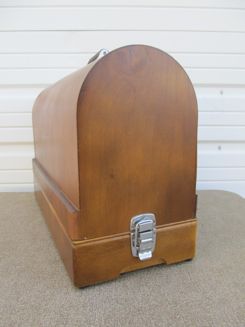 lot 290 image: NICE Vintage 1973 SINGER Sewing Machine wDome Top Wood Case