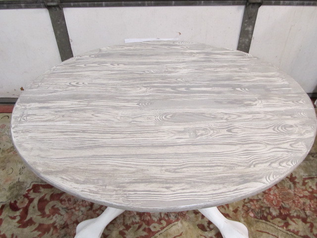 lot 294 image: NICE Solid Wood Painted Oval Coffee Table wTurtle Head Feet