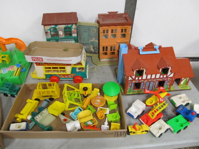 lot 307 image: HUGE Lot of Vintage Fisher Price Little People & Buildings