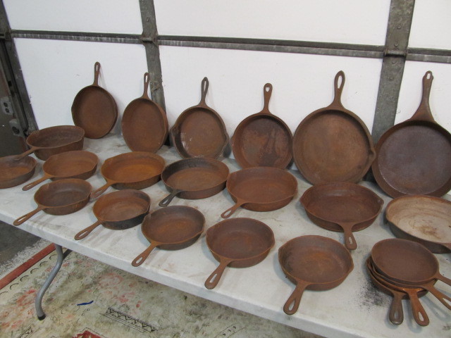 lot 296 image: HUGE Lot of Vintage & Antique Cast Iron Skillets