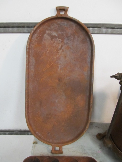lot 298 image: HUGE Lot of Vintage & Antique Cast Iron Cookware