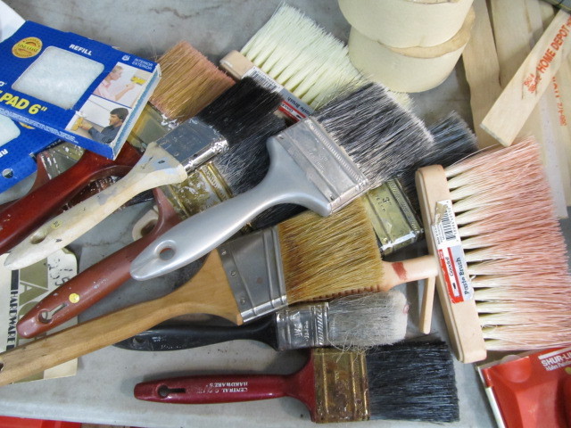 lot 318 image: LARGE Lot of Painting Supplies & Brushes