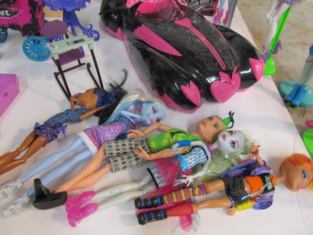 lot 334 image: Large Lot of MONSTER HIGH Dolls & Accessories