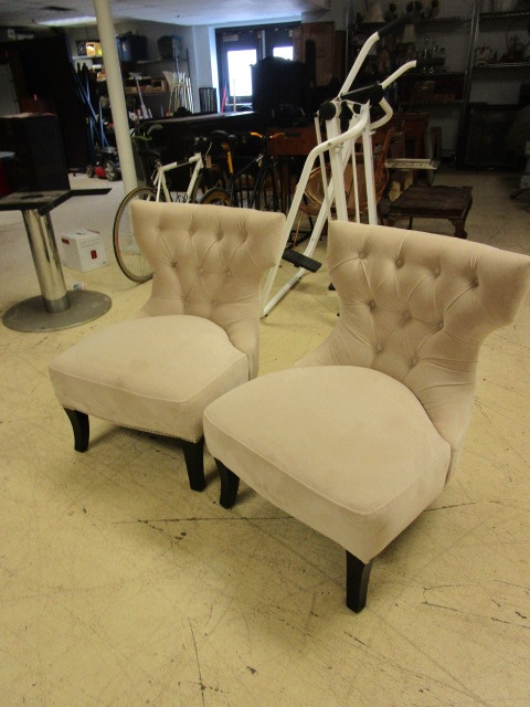lot 403 image: PAIR OF ACCENT CHAIRS