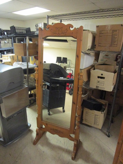 lot 413 image: YOUNG-HINKLE CHEVAL STYLE MIRROR