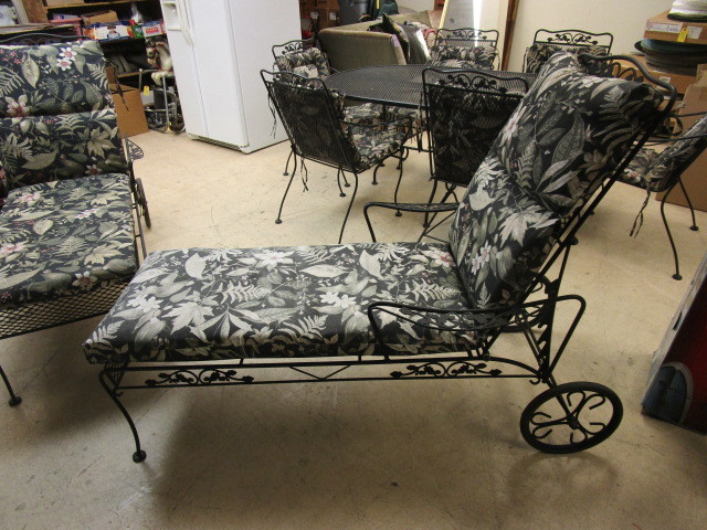 lot 415 image: VINTAGE STYLE PATIO LOUNGE CHAIR